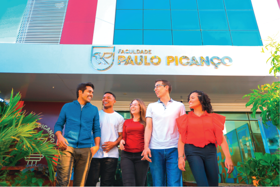 Estudantes na entrada da Faculdade Paulo Picanço